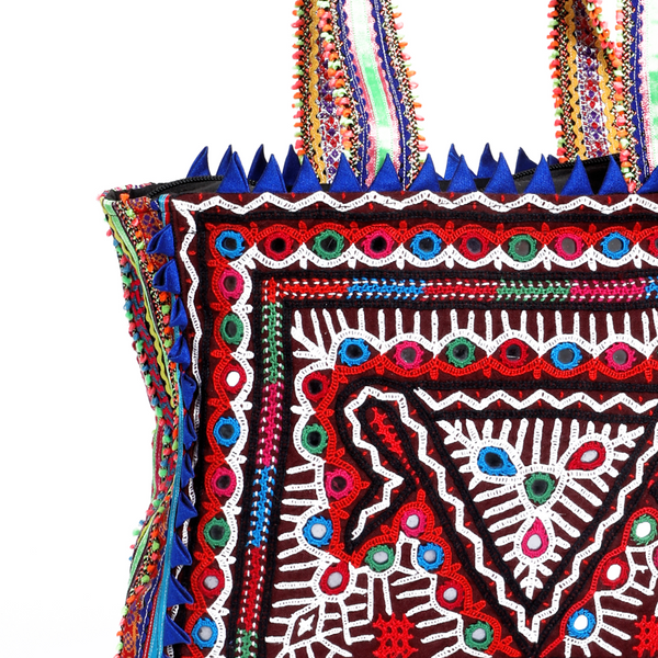 pabiben from kutch gujarat is famous for beautiful embroidered pabi bag |  કચ્છના એક નાના ગામના પાબીબેને બૉલીવુડ સુધી બનાવી પોતાની ઓળખ